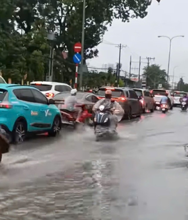 mua-lon-gay-ngap-nuoc-ket-xe-nghiem-trong-tai-binh-duong-va-dong-nai-sang-10-5-681ee88ede56d Mưa Lớn Gây Ngập Nước, Kẹt Xe Nghiêm Trọng Tại Bình Dương và Đồng Nai Sáng 10-5