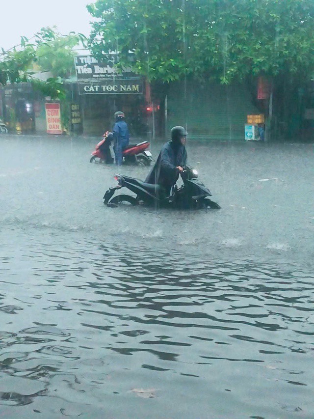 mua-lon-gay-ngap-nuoc-ket-xe-nghiem-trong-tai-binh-duong-va-dong-nai-sang-10-5-681ee88edf81c Mưa Lớn Gây Ngập Nước, Kẹt Xe Nghiêm Trọng Tại Bình Dương và Đồng Nai Sáng 10-5